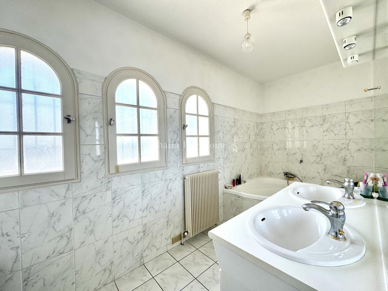 Maison - 200 m² - 8 pièces