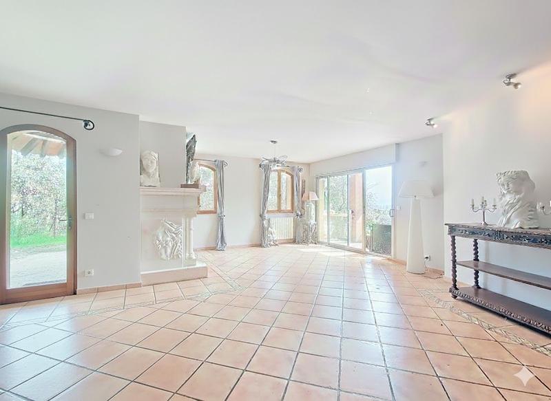 Maison - 210 m² - 6 pièces