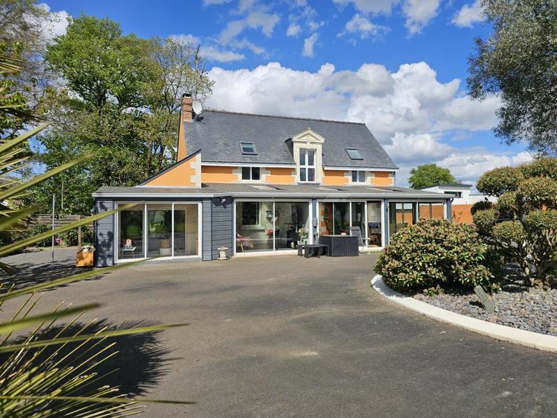 Maison - 220 m² - 8 pièces