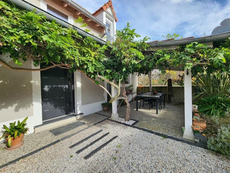 Maison en pierre - 241 m² - 9 pièces
