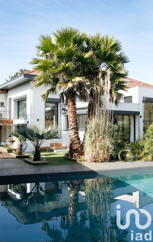 Maison - 590 m² - 11 pièces