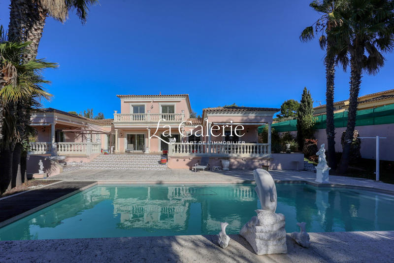 Villa - 250 m² - 6 pièces