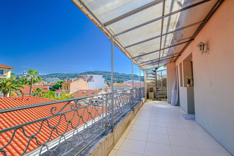 Penthouse - 93 m² - 3 pièces