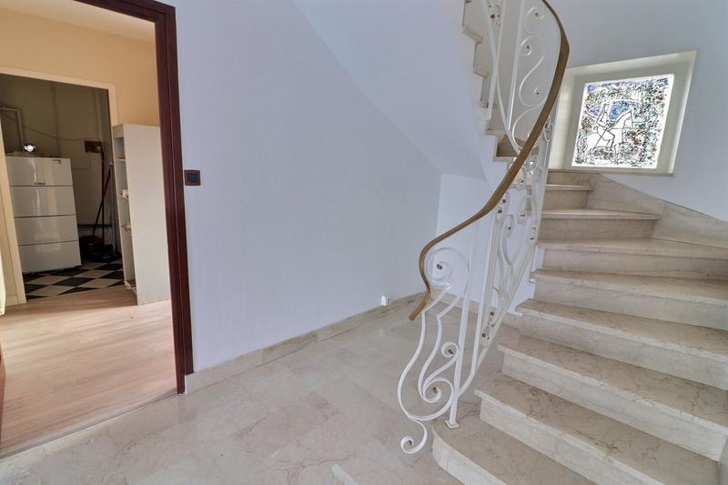 Maison - 220 m² - 8 pièces