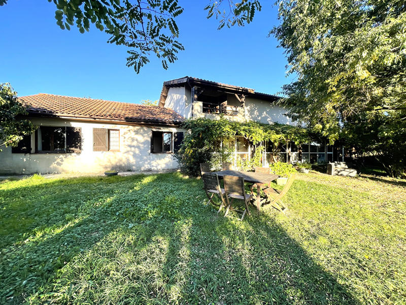 Maison - 280 m² - 8 pièces