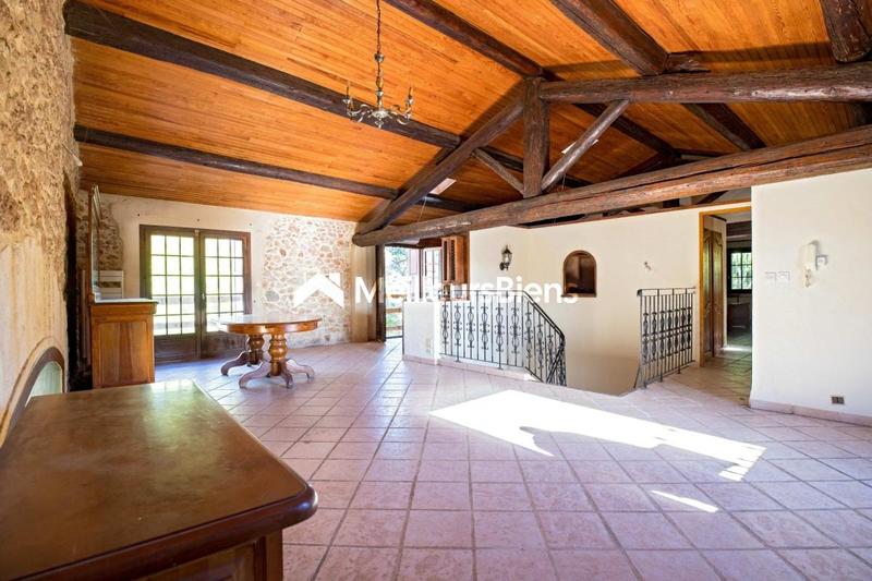 Propriété - 247 m² - 9 pièces