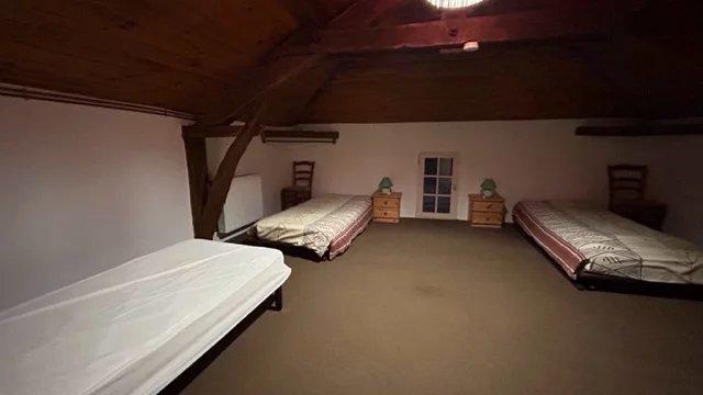 Propriété - 1 379 m² - 19 pièces