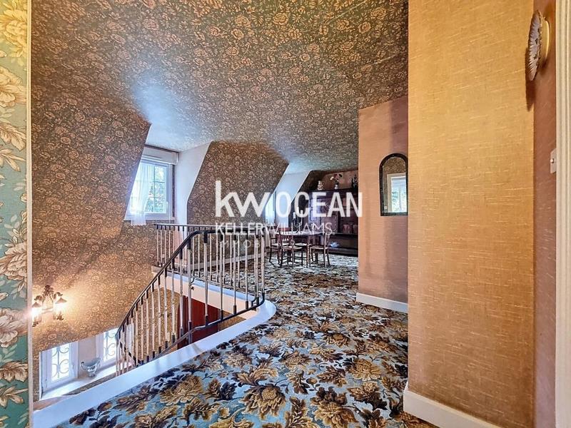 Maison - 213 m² - 8 pièces