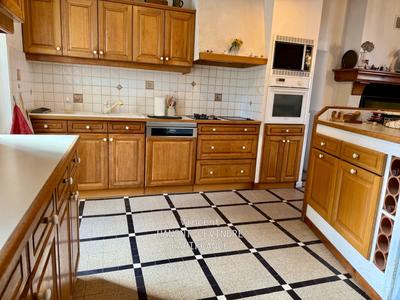 Maison - 200 m² - 11 pièces