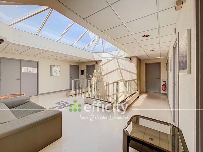 Local d'activité / Entrepôt - 670 m² - 25 pièces