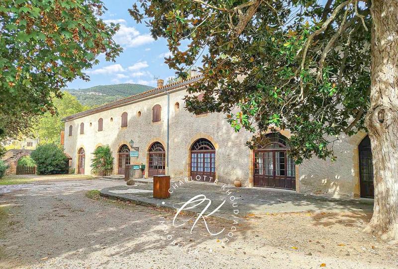 Maison - 2 524 m² - 50 pièces