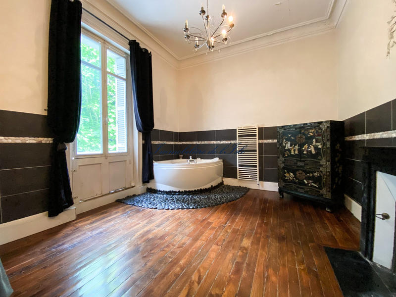 Maison - 440 m² - 14 pièces