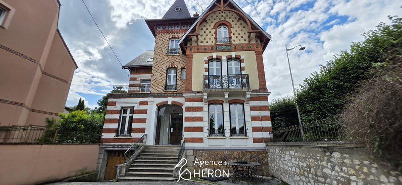 Maison - 240 m² - 9 pièces