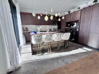 Maison - 240 m² - 7 pièces