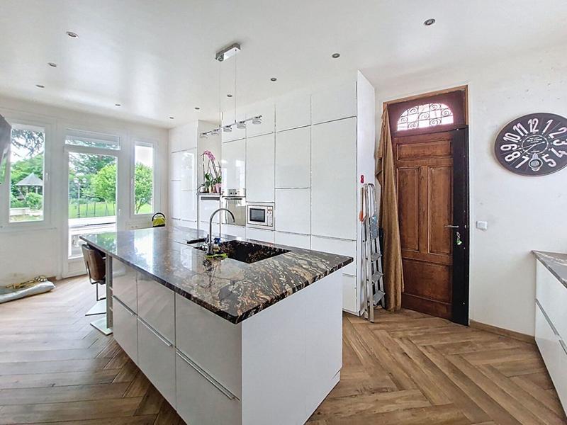 Maison - 327 m² - 8 pièces