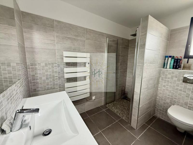 Maison - 201 m² - 7 pièces