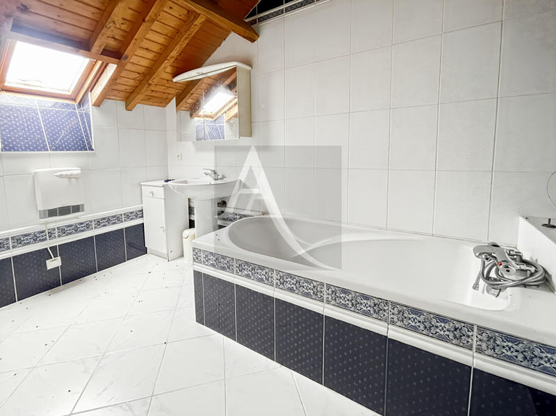 Maison - 216 m² - 12 pièces