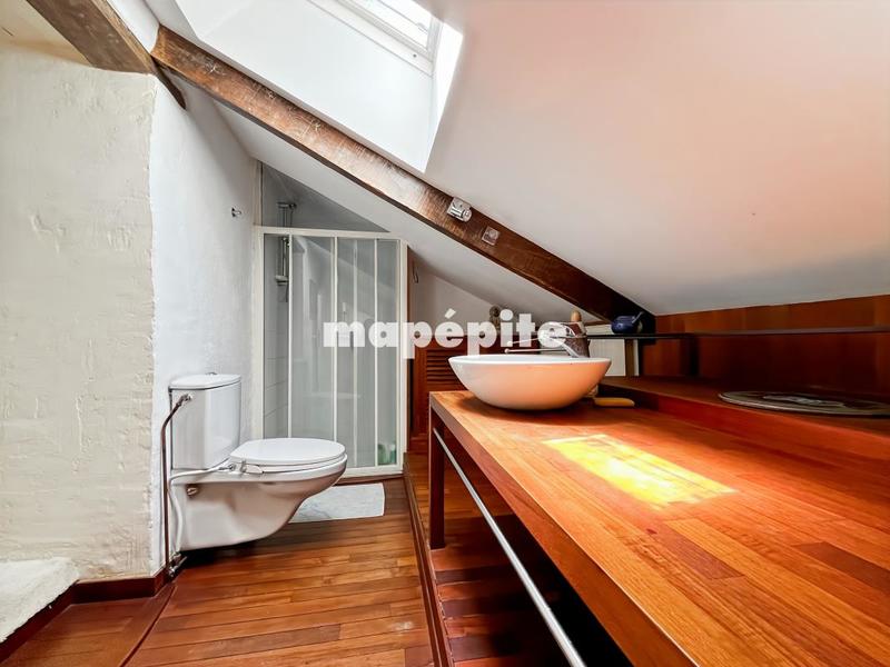 Maison - 1 275 m² - 19 pièces