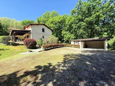 Maison - 220 m² - 8 pièces