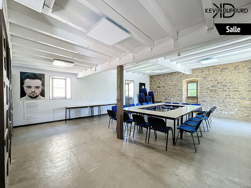 Maison - 1 000 m² - 40 pièces