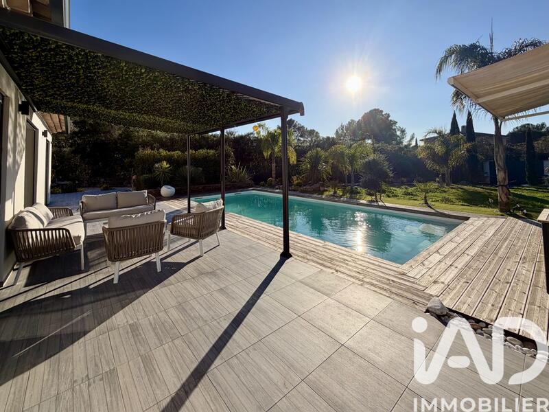 Maison - 285 m² - 10 pièces