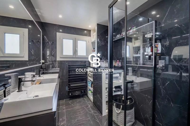 Maison - 280 m² - 10 pièces