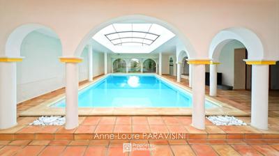 Maison - 270 m² - 10 pièces