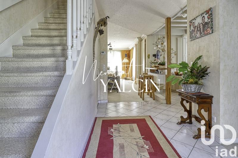 Maison - 233 m² - 8 pièces