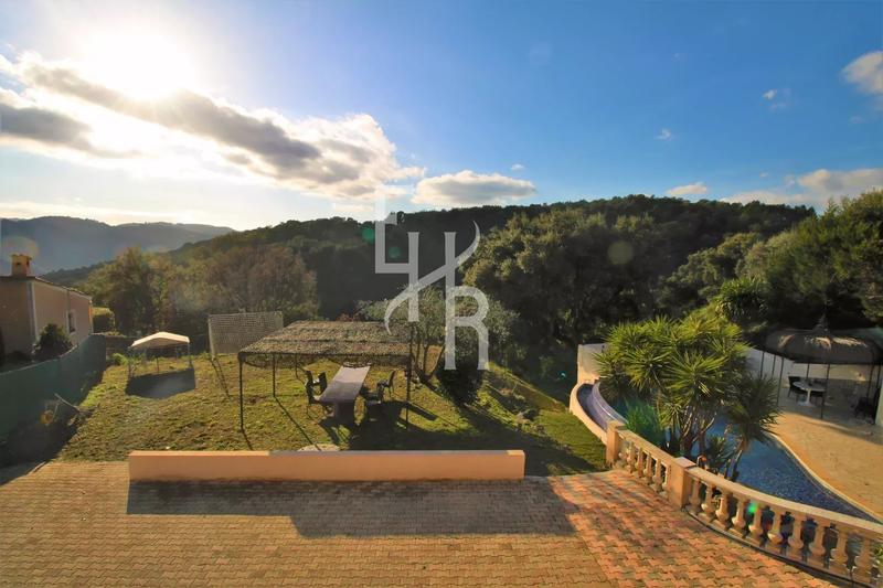 Maison - 220 m² - 8 pièces