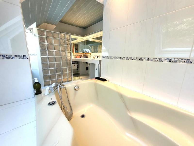 Maison - 250 m² - 11 pièces