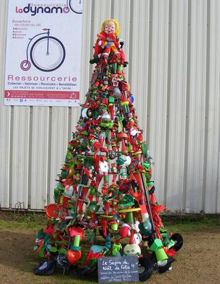 Décoration du sapin de Noël de la Dynamo avec Tracey Picapica