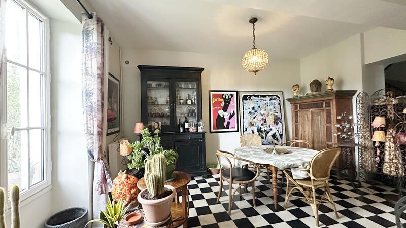 Maison - 375 m² - 8 pièces