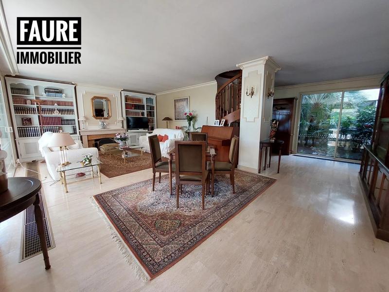 Villa - 270 m² - 10 pièces