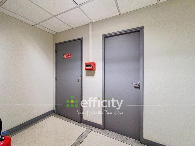 Local d'activité / Entrepôt - 670 m² - 25 pièces