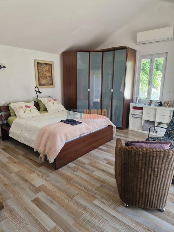 Propriété - 258 m² - 6 pièces