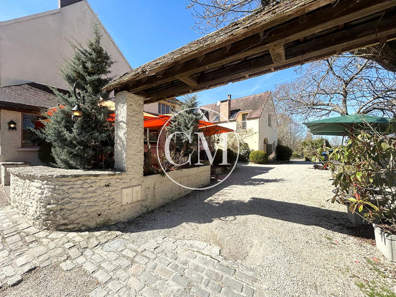 Local commercial - 250 m² - 8 pièces