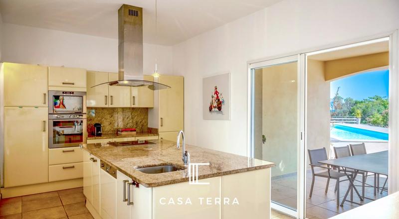 Propriété - 263 m² - 6 pièces