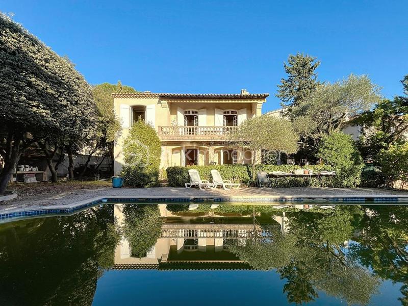 Maison - 280 m² - 10 pièces