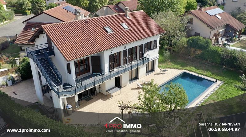 Maison - 220 m² - 9 pièces