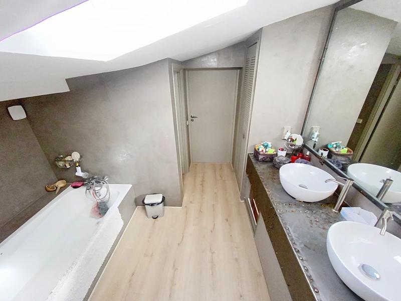 Maison - 214 m² - 6 pièces