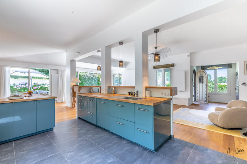 Maison - 275 m² - 10 pièces