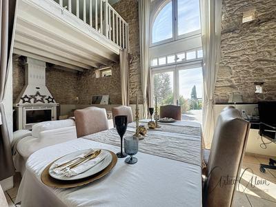 Maison en pierre - 676 m² - 11 pièces