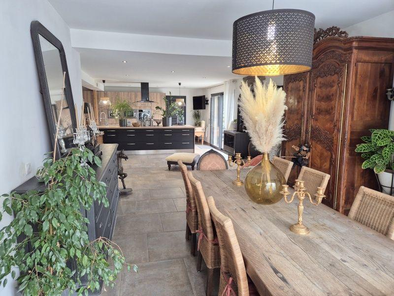 Maison - 220 m² - 3 pièces