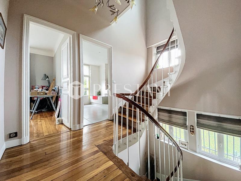 Maison - 300 m² - 9 pièces