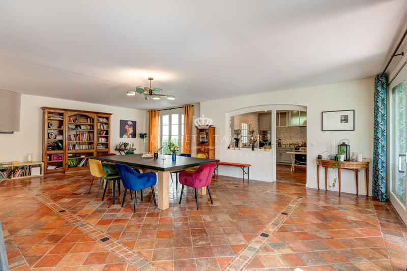 Maison - 864 m² - 14 pièces