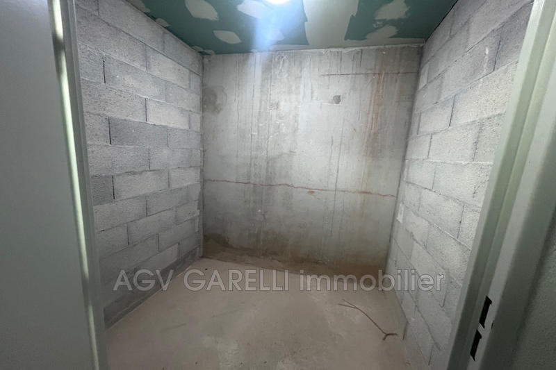 Parking / Garage - 2 m²