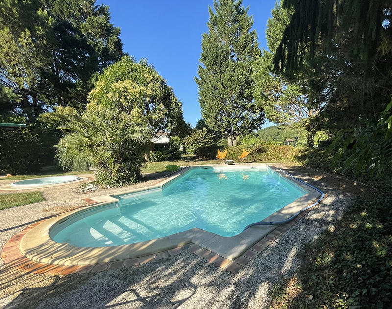 Maison - 220 m² - 6 pièces