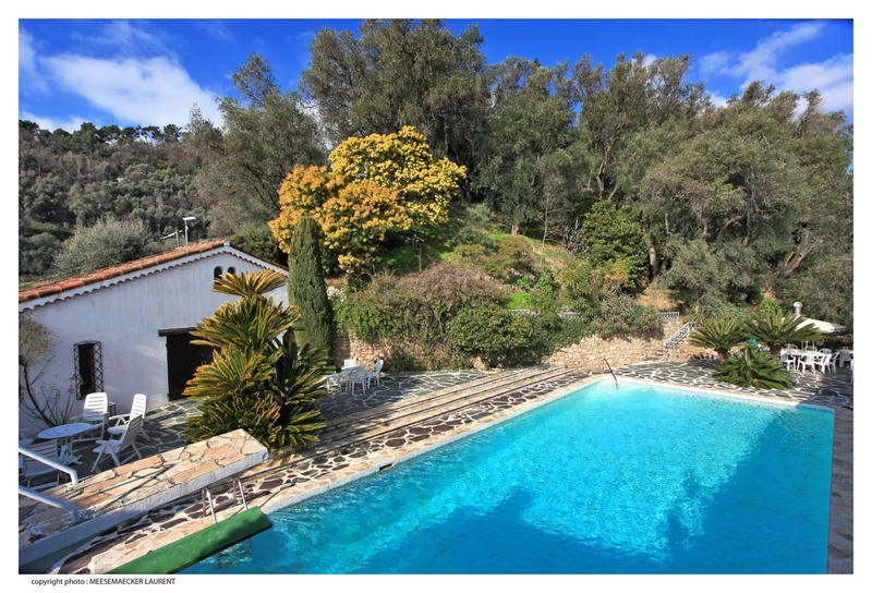 Maison - 900 m² - 20 pièces