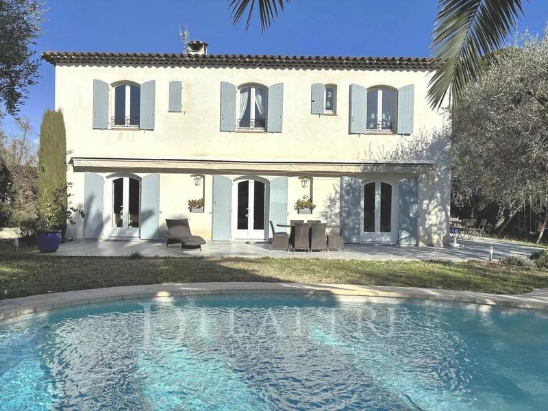 Propriété - 170 m² - 6 pièces