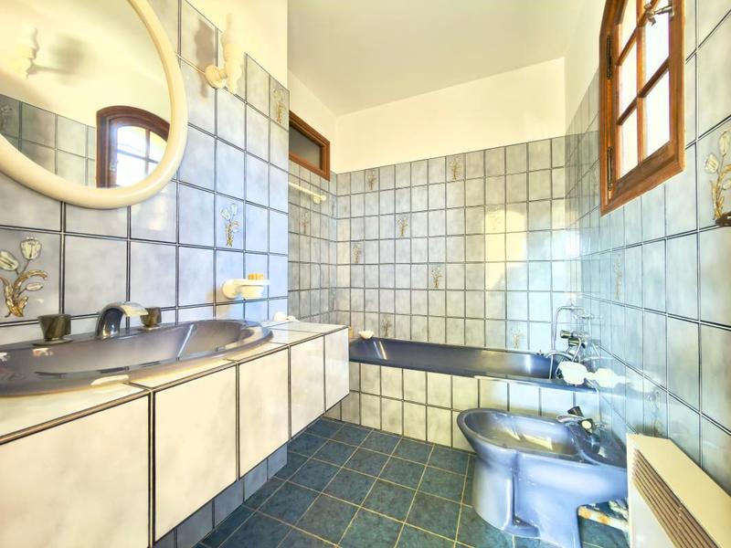 Propriété - 203 m² - 6 pièces